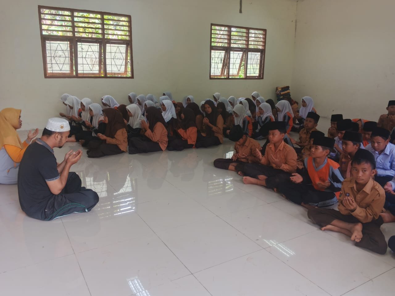Sambut HUT RI ke-81, MTsN 1 Padang Lawas Utara Gelar Zikir Bersama Serentak di Dua Lokasi