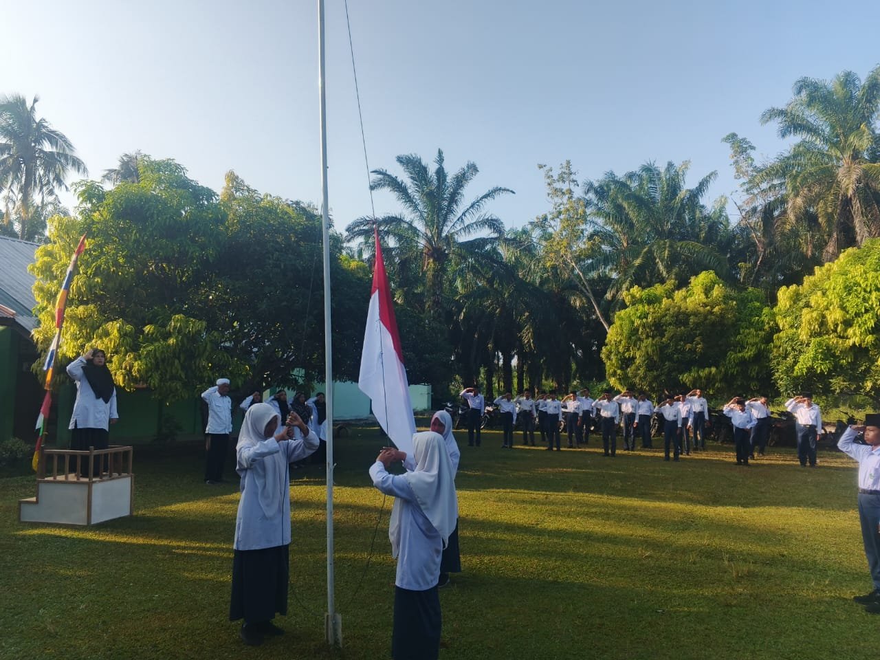 Semaikann Karakter dan Adab, MTsN 1 Padang Lawas Utara Gelar Upacara Bendera di Dua Lokasi