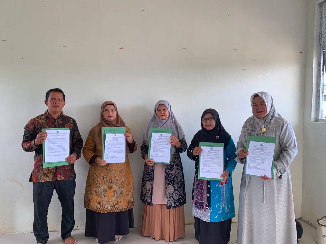 Tingkatkan Kinerja dan Tata Kelola, Kepala MTsN 1 Paluta Serahkan SK Tugas Tambahan Guru di Lokasi Batang Onang